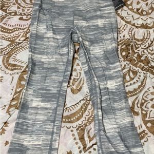 Beautiful Eddie Bauer Capri size M light gray